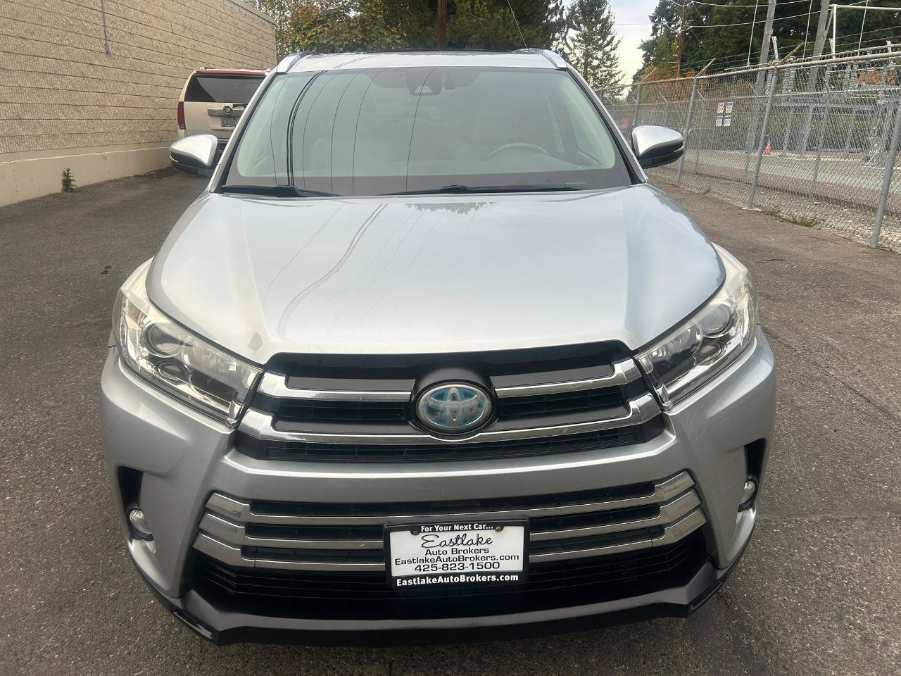 Used 2017 Toyota Highlander Limited AWD/4WD image 2