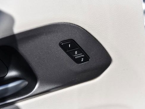 Used 2024 Chrysler Pacifica Touring-L image 9