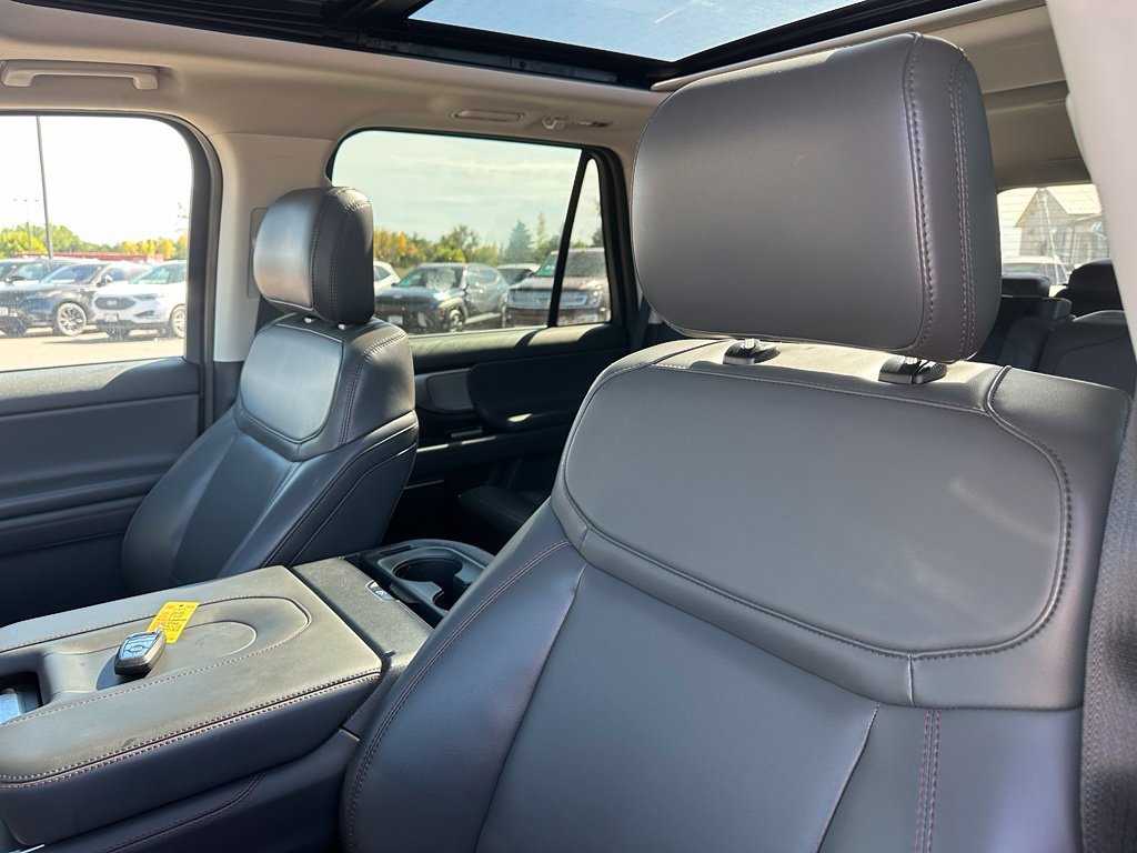 Used 2025 Ford Expedition Active AWD/4WD image 3