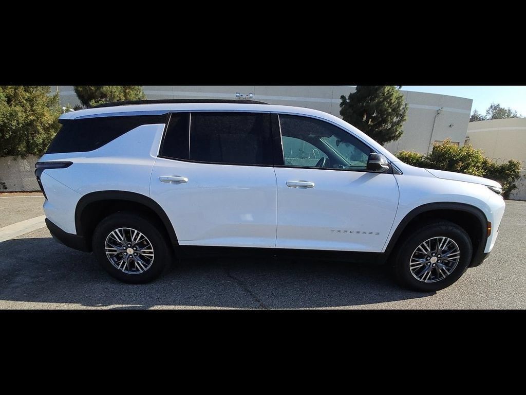 Used 2024 Chevrolet Traverse LT FWD image 7
