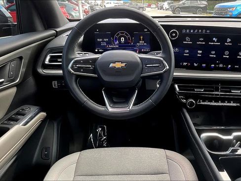 Used 2025 Chevrolet Traverse LT FWD image 6