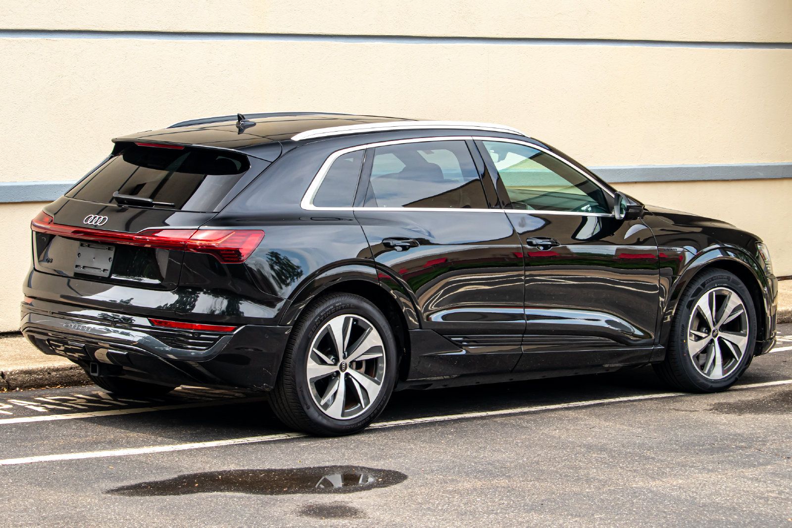 Used 2024 Audi Q8 e-tron Premium Plus w/ Premium Plus Package AWD/4WD image 10