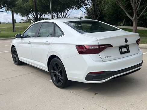 Used 2023 Volkswagen Jetta SE w/ Panoramic Sunroof Package FWD image 8