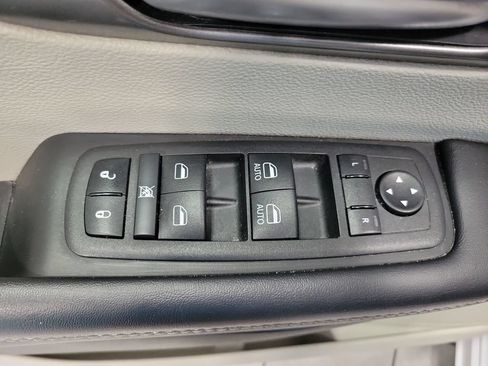 Used 2023 Chrysler Pacifica Touring-L FWD image 33