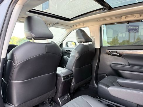 Used 2022 Toyota Highlander Platinum AWD/4WD image 25