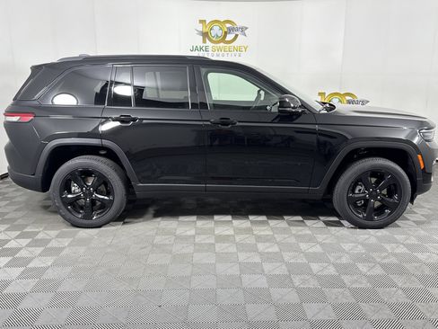 New 2025 Jeep Grand Cherokee Altitude image 11