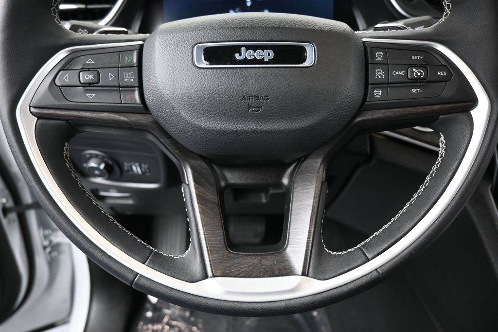 Used 2025 Jeep Grand Cherokee L Limited w/ Black Appearance Package AWD/4WD image 38