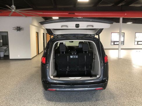 Used 2018 Chrysler Pacifica Touring-L Plus FWD image 17