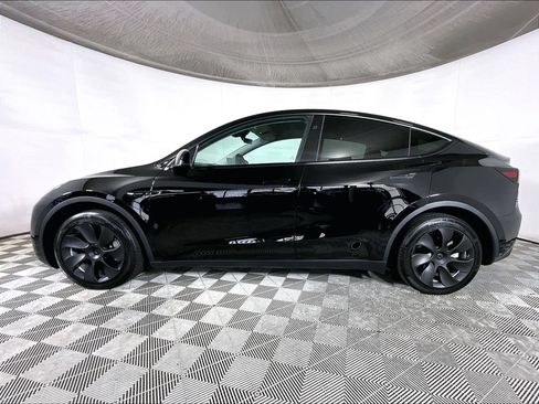 Used 2024 Tesla Model Y Long Range AWD/4WD image 2