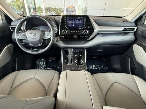 Used 2020 Toyota Highlander XLE FWD image 22