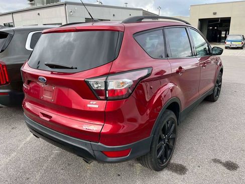 Used 2018 Ford Escape SE w/ SE Sport Appearance Package FWD image 2