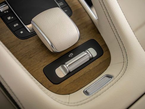 Used 2024 Mercedes-Benz GLS 450 4MATIC image 38