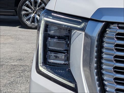 Used 2024 GMC Yukon XL Denali AWD/4WD image 9