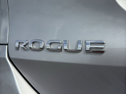 Used 2020 Nissan Rogue SV w/ Premium Package FWD image 16
