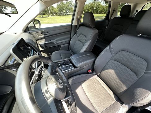 Used 2024 Nissan Pathfinder SV image 14