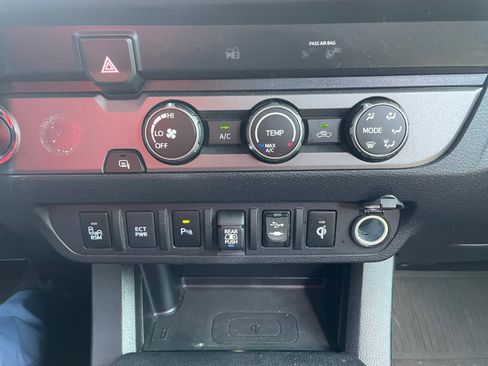 Used 2019 Toyota Tacoma TRD Sport w/ Technology Package RWD image 10