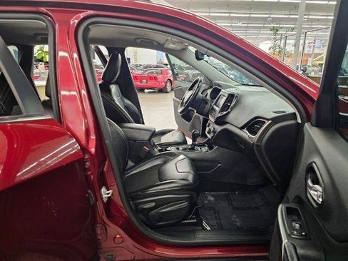 Used 2019 Jeep Cherokee Latitude Plus w/ Comfort/Convenience Group FWD image 10