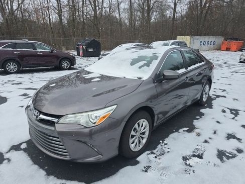 Used 2016 Toyota Camry LE image 4