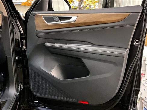 Used 2025 Volkswagen Atlas SE w/ Black Wheel Package image 25