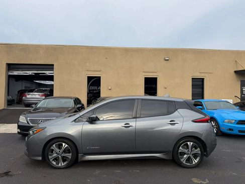 Used 2018 Nissan Leaf SV w/ SV Technology Package FWD image 2
