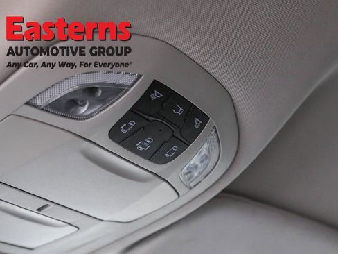 Used 2023 Chrysler Pacifica Touring-L image 21