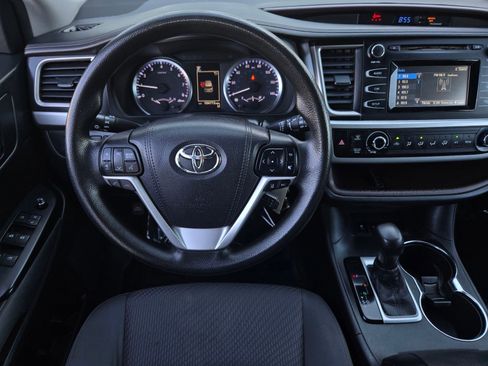 Used 2017 Toyota Highlander LE w/ Carpet Mat Package image 12