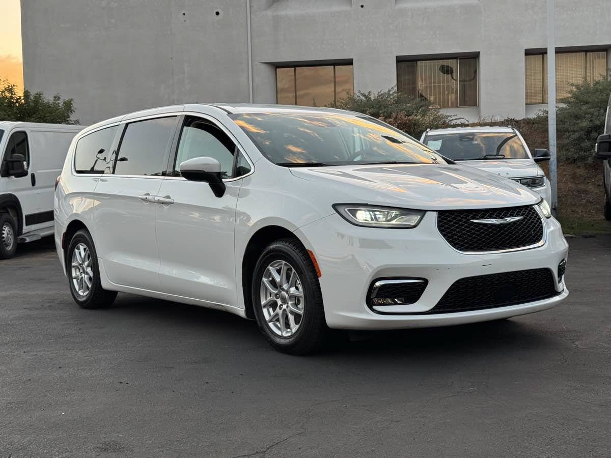 Used 2023 Chrysler Pacifica Touring-L FWD image 4