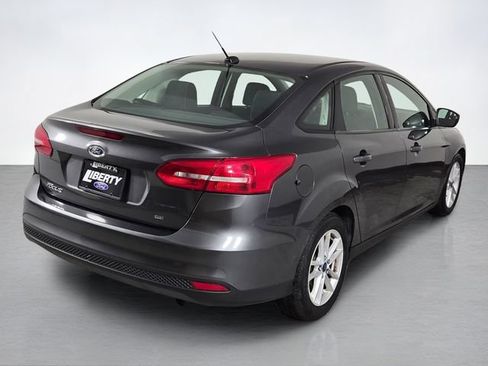 Used 2018 Ford Focus SE FWD image 3
