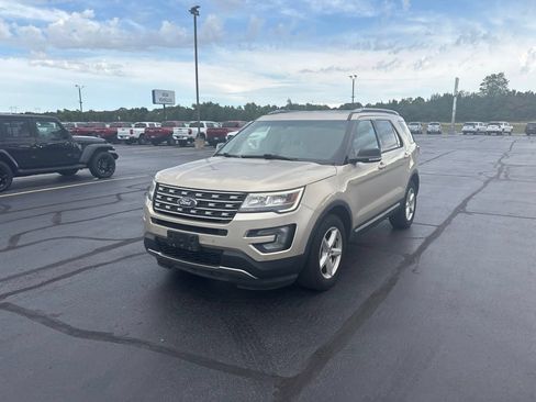 Used 2017 Ford Explorer XLT w/ Equipment Group 202A AWD/4WD image 5