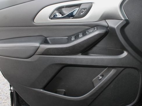 Used 2023 Chevrolet Traverse LT image 13