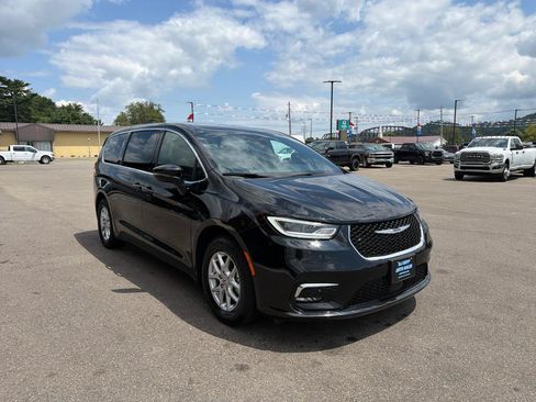 Used 2025 Chrysler Pacifica Select FWD image 3