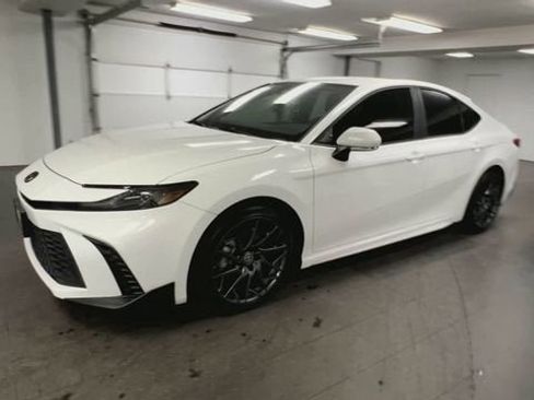 Used 2025 Toyota Camry SE image 4