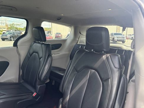 Used 2024 Chrysler Pacifica Touring-L FWD image 4