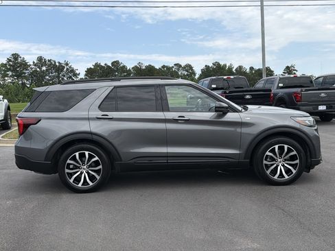 Certified 2025 Ford Explorer ST-Line RWD image 32