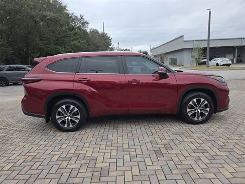 Used 2024 Toyota Highlander XLE image 12