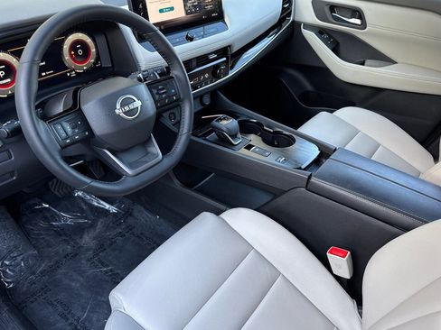 Used 2025 Nissan Rogue SL FWD image 7