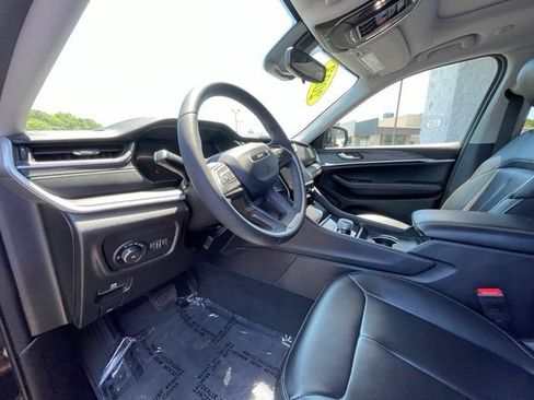 Used 2023 Jeep Grand Cherokee Limited w/ Black Appearance Package AWD/4WD image 11