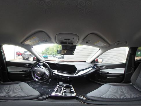Used 2025 Chevrolet Trax LT w/ LT Convenience Package FWD image 38