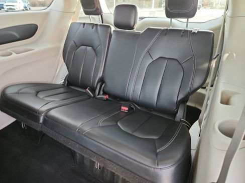 Used 2022 Chrysler Pacifica Touring-L image 35