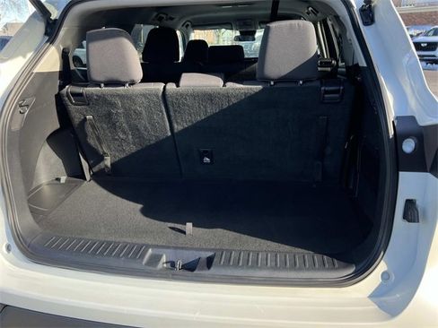 Used 2020 Toyota Highlander LE image 10