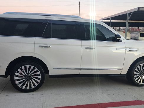 Used 2019 Lincoln Navigator Reserve image 11