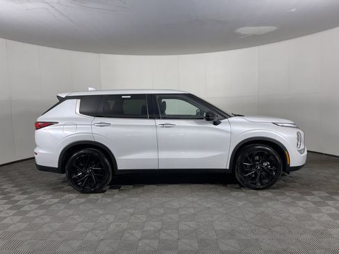 Used 2022 Mitsubishi Outlander SEL Black Edition image 5