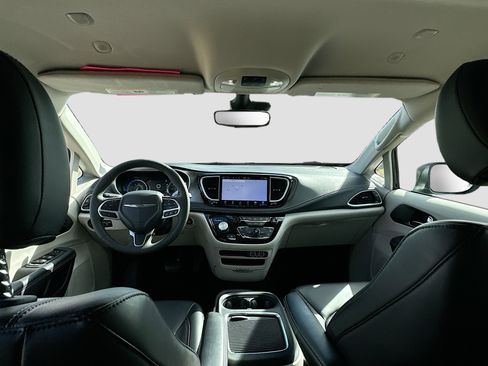 Used 2023 Chrysler Pacifica Touring-L image 21