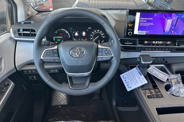 Used 2026 Toyota Sienna XLE AWD/4WD image 11