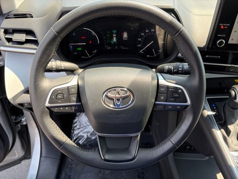 Used 2025 Toyota Sienna XLE FWD image 12