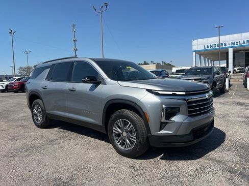 New 2026 Chevrolet Traverse LT image 1