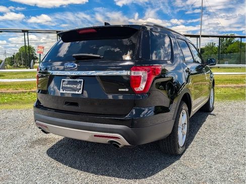 Used 2017 Ford Explorer XLT w/ Equipment Group 202A AWD/4WD image 5