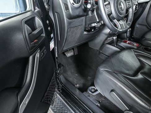 Used 2016 Jeep Wrangler Unlimited Sahara w/ Connectivity Group image 7