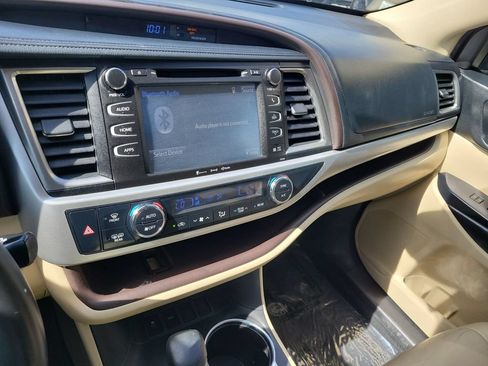 Used 2019 Toyota Highlander XLE FWD image 14