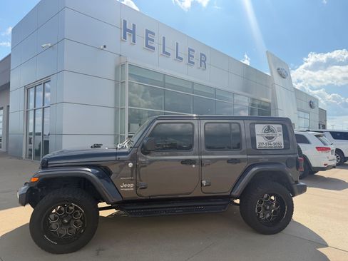 Used 2019 Jeep Wrangler Unlimited Sahara AWD/4WD image 3